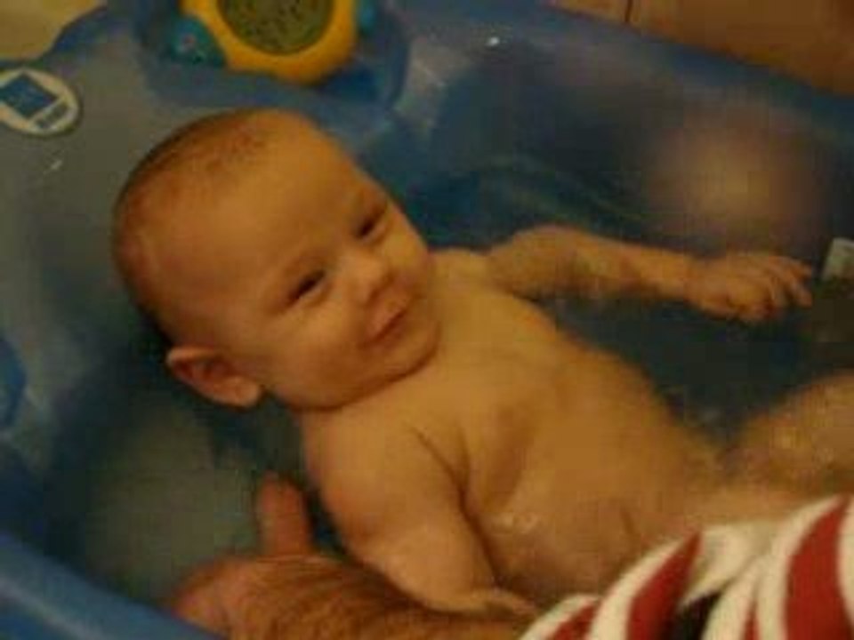 Dario dans son bain 3! à ne pas manquer