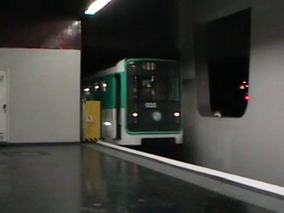 MP59 : Arrivée à la station Les Halles sur la ligne 4 du métro parisien