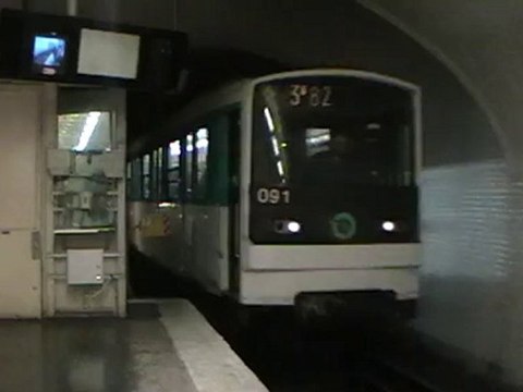 MF67 : Arrivée à la station Gambetta sur la ligne 3bis du métro parisien