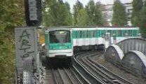 MF2000 et MF67 à la station Stalingrad sur la ligne 2 du métro parisien
