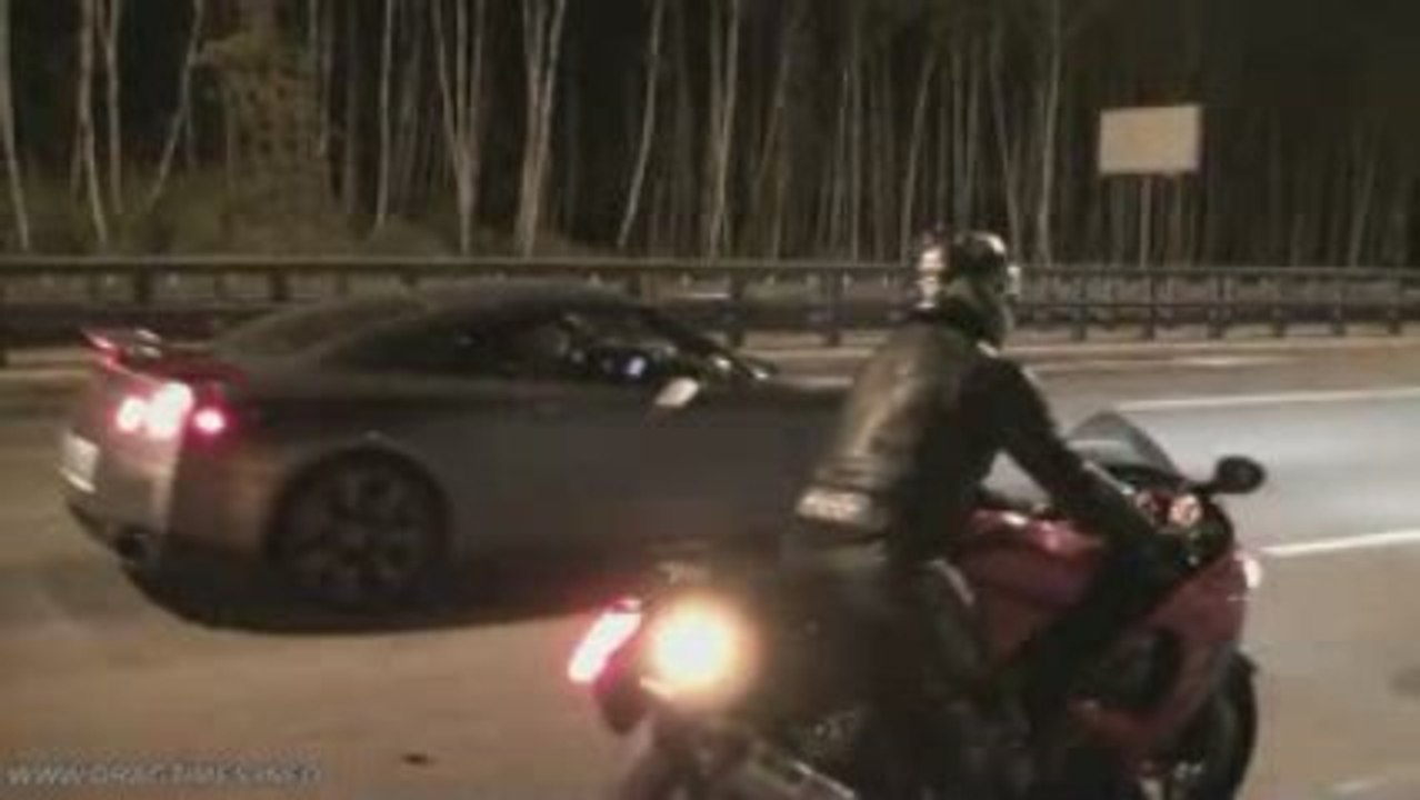 Nissan GT-R R35 VS Suzuki Hayabusa!!!