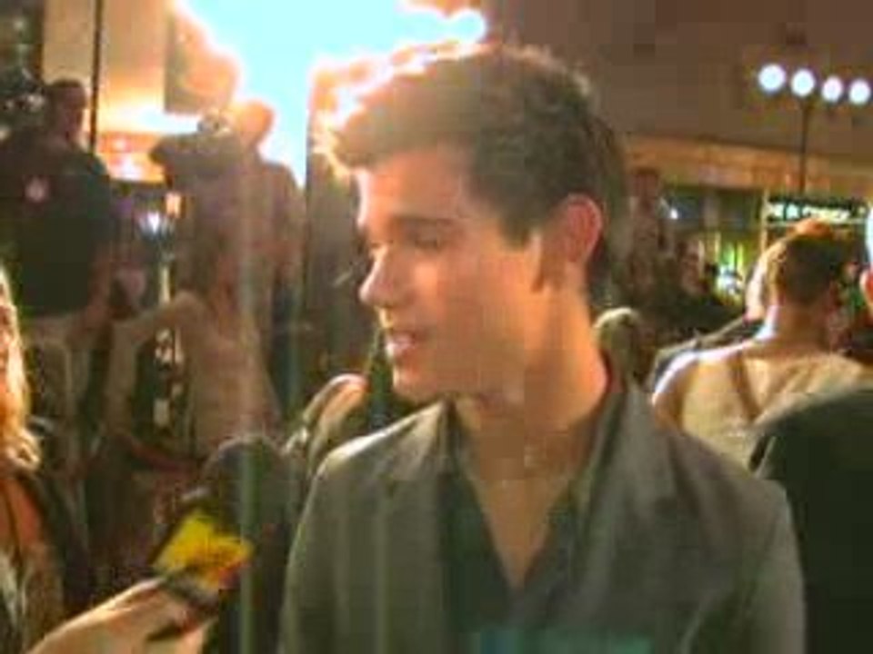 Taylor Lautner Doesn't Think RPattz Needs Workout Advice