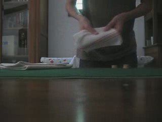 Comment retirer un bouchon ou faire passer un objet sous une table facilement 🛠️