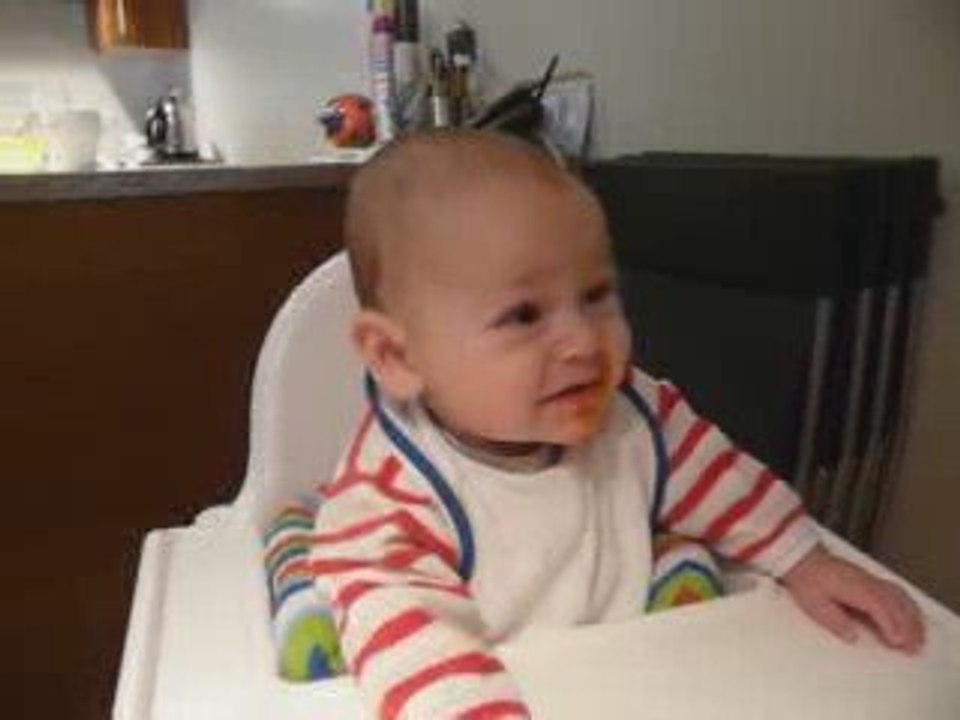 Adam mange de la purée de carottes