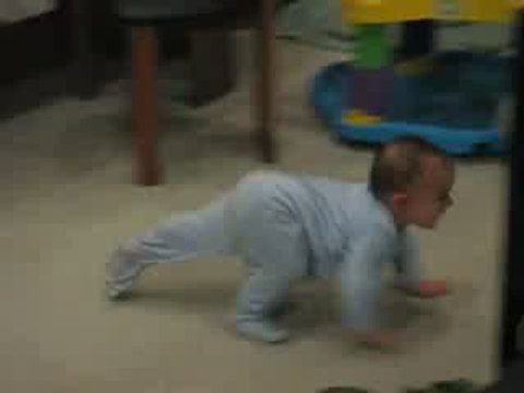 bébé à quatre pattes très rapide