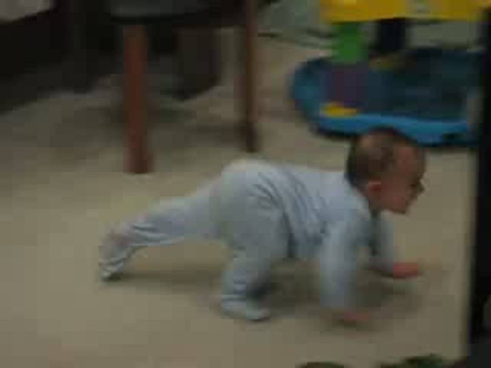 bébé à quatre pattes très rapide