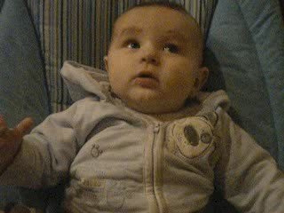 Simon fait des grimaces