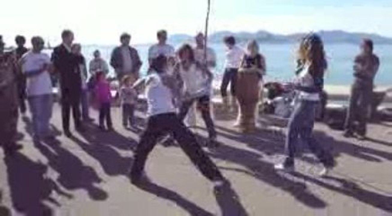 Tina & Vanessa dansent la capoeira