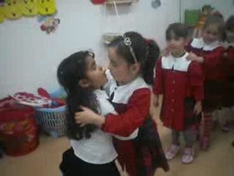 SUDE DOĞUM GÜNÜ PASTASI VE MUMLAR