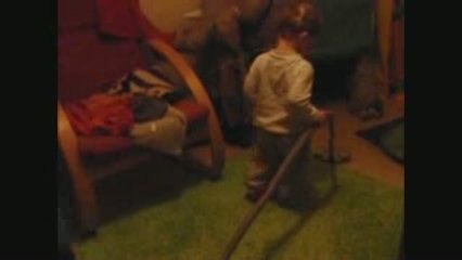 Ewen passe l'aspirateur