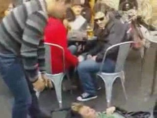 Ilary Blasi sviene in strada