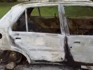Peugeot 106 brûlé à l'entrée de mon quartier.