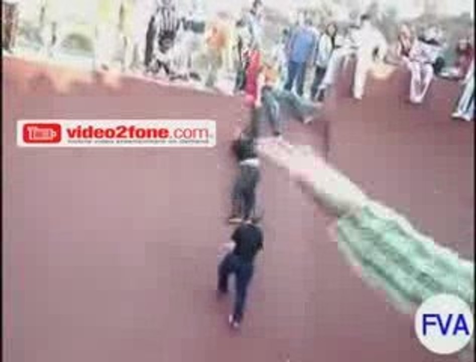 Ado obese coincé dans un skate park