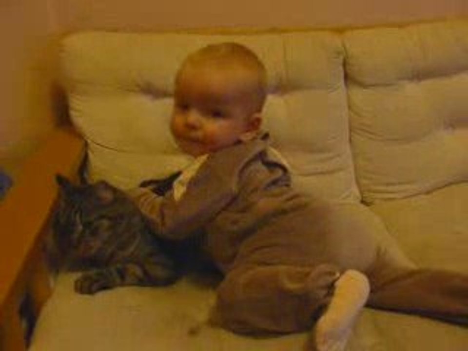 quentin fait un calin a Baloo