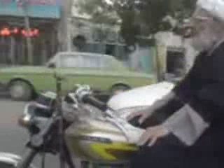 İmam İman gücüyle Motor sürüyor