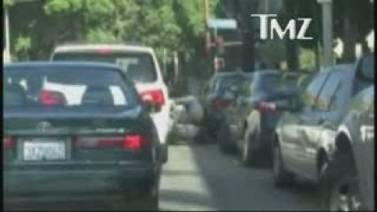 Brad Pitt cade in moto