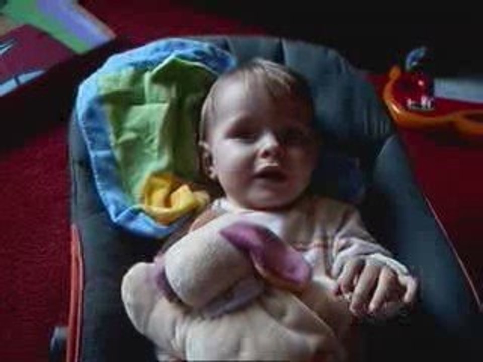 eva qui fait les marionnettes