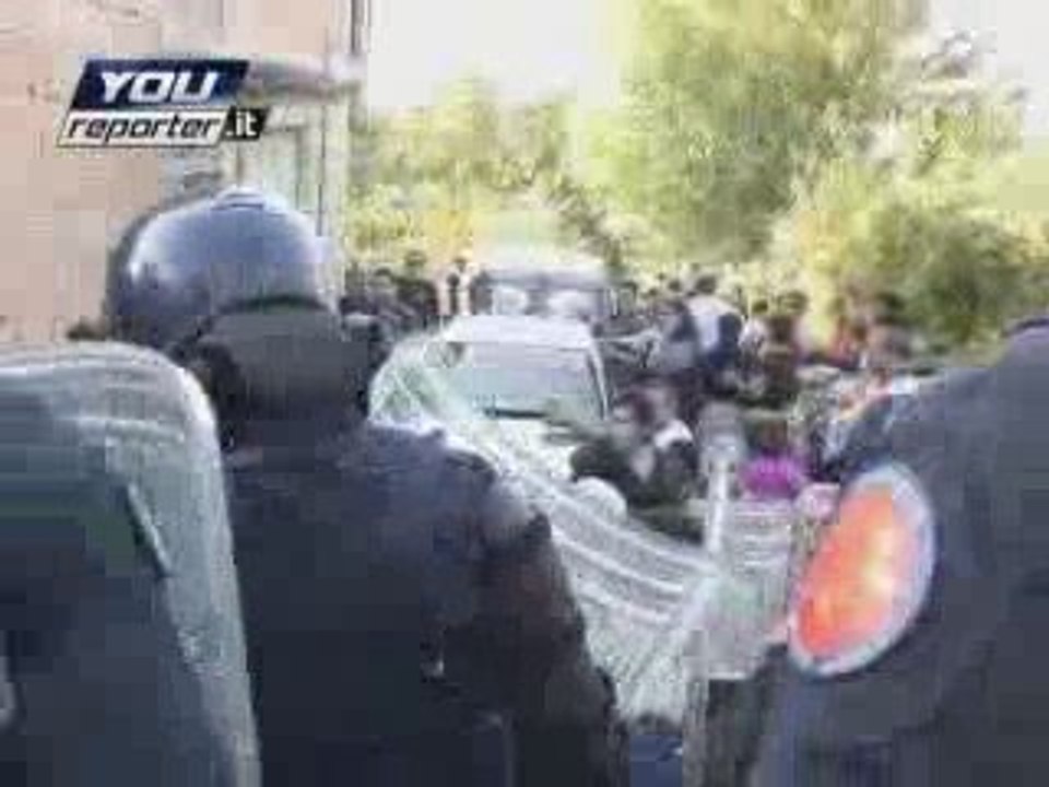 Abbattimenti ville abusive a Napoli: scontri a Casola