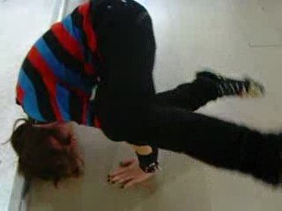 Claire imite le scorpion
