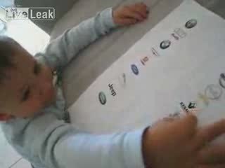 enfant connait parfaitement les marques de voitures