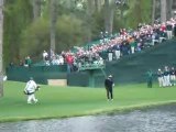 Golf vijay singh réussit un trou en ricochant dans l'eau