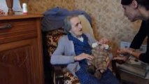 guilhem avec son arriere grand mère - 97 années le contemple