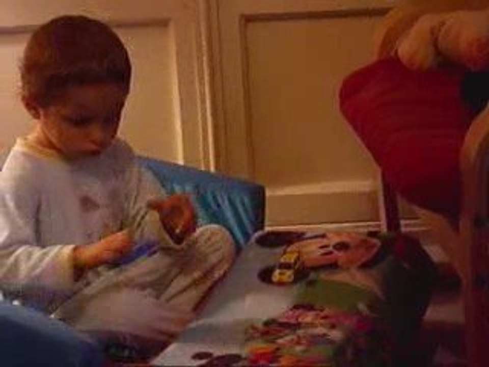 nolan qui joue aux voitures