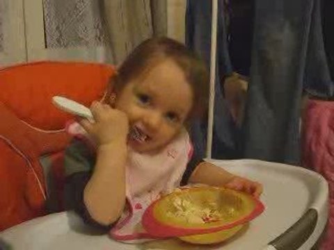 AZILYS QUI MANGE TOUTE SEULE