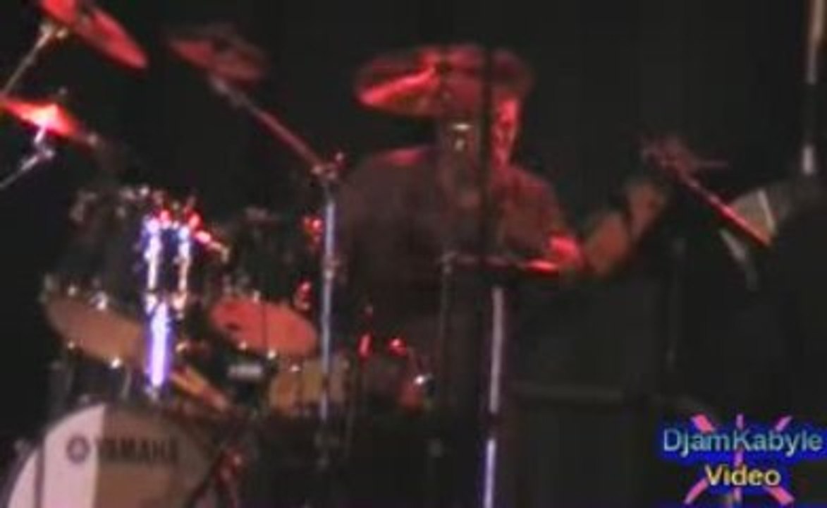 Arezki Baroudi accompagnant Moumouh au Zénith 2009