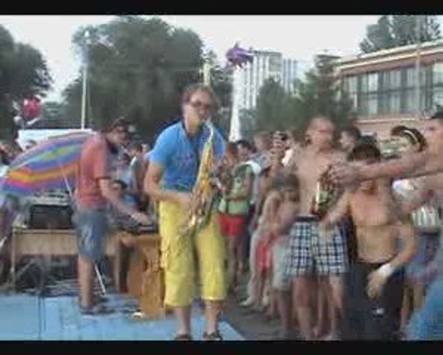 russian sax man - Syntheticsax and drink piople