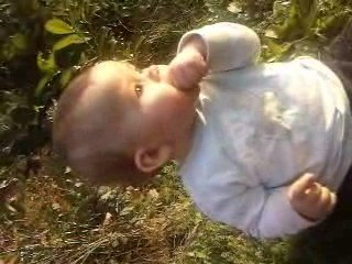 Mon bébé dans l'herbe chez son papa !!!!!!!!!!!!!!