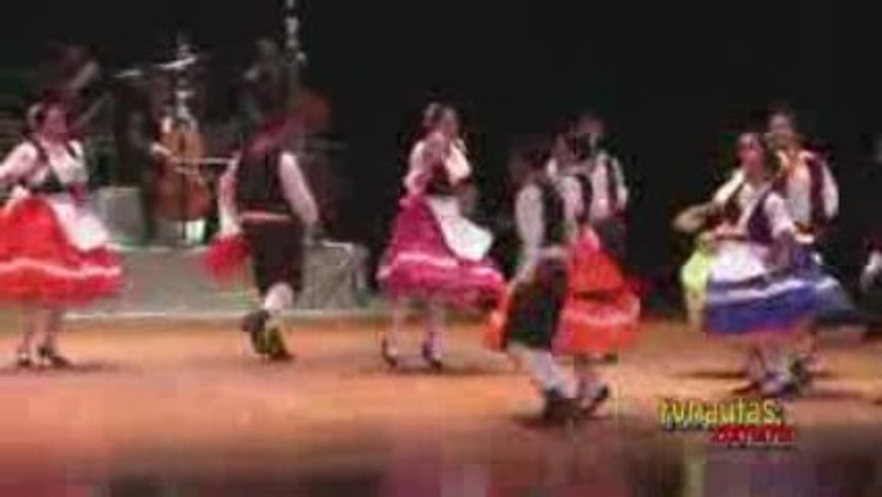 Muestra de danzas diversas en el Mosaico de Culturas