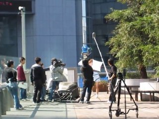 Présentatrice japonaise de Nippon Terebi en plein action