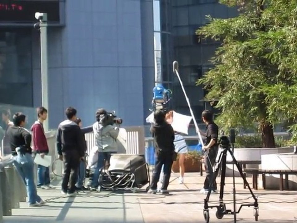 Présentatrice japonaise de Nippon Terebi en plein action