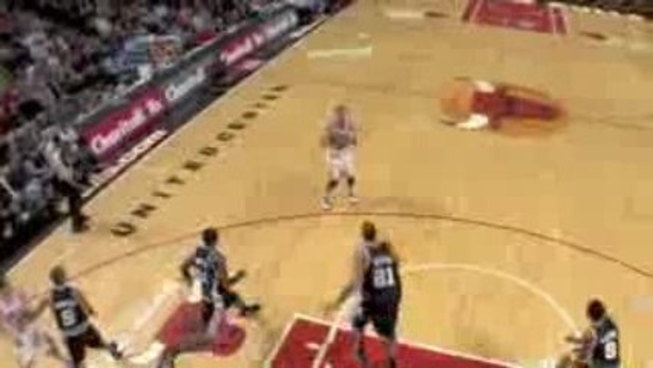 NBA Tyrus Thomas posterizes Richard Jefferson for the dunk