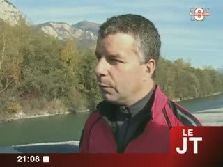Une passerelle reliant Saint-Pierre-En-Faucigny à Bonneville