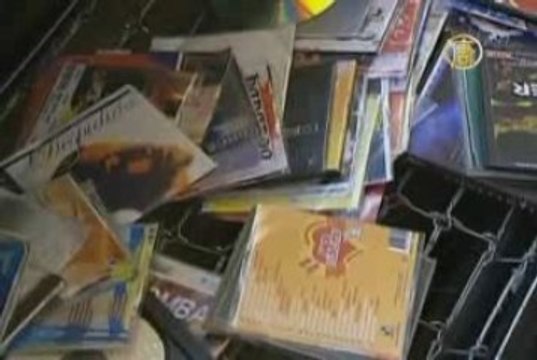 Португальская собака находит пиратские диски по запаху