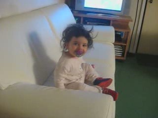 Je monte sur le canapé