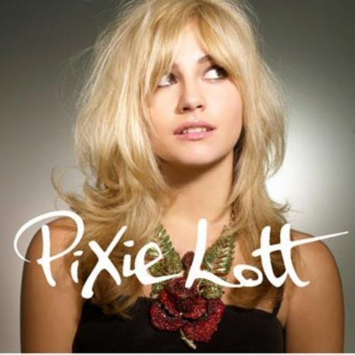 Pixie Lott Mama Do en live au 6/9 d'NRJ
