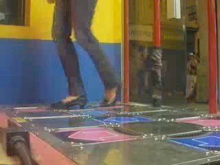 danse " DDR " salle d'arcade Sailor Chanel