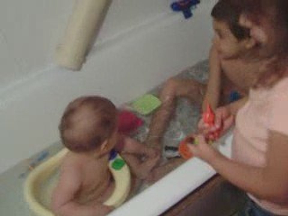 ugo 9moisetdemi et enzo 5ans au bain