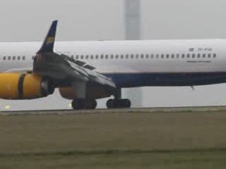Icelandair :  Boeing 757-200 landing in the frog
