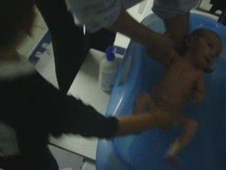 logan donne le bain a nathan