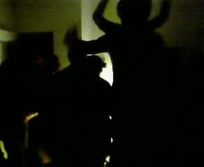 T'as rien de mieux à faire que de filmer?!