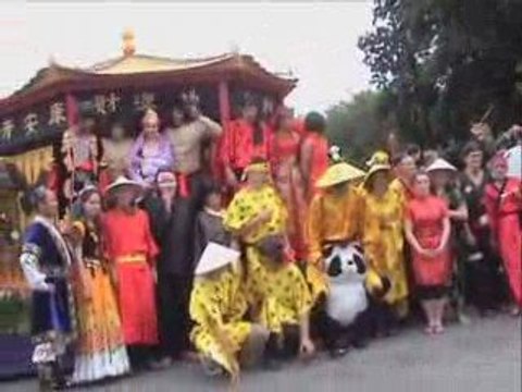 Clip du char chinois de la fête des fraises 2009