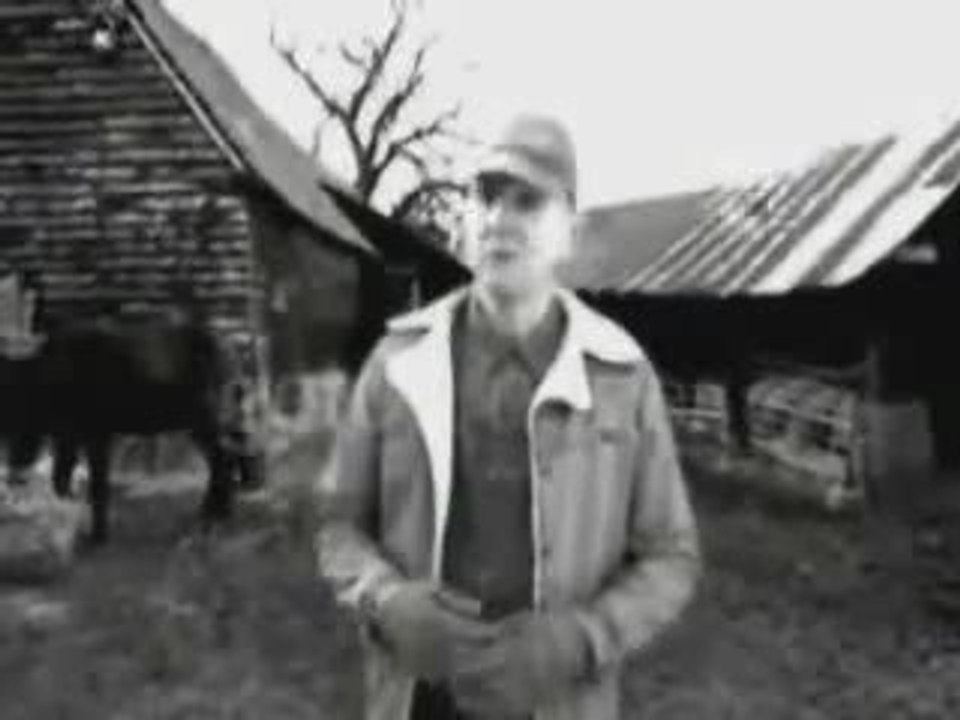 Arkadaki Tavuğa Dikkat Edin :)