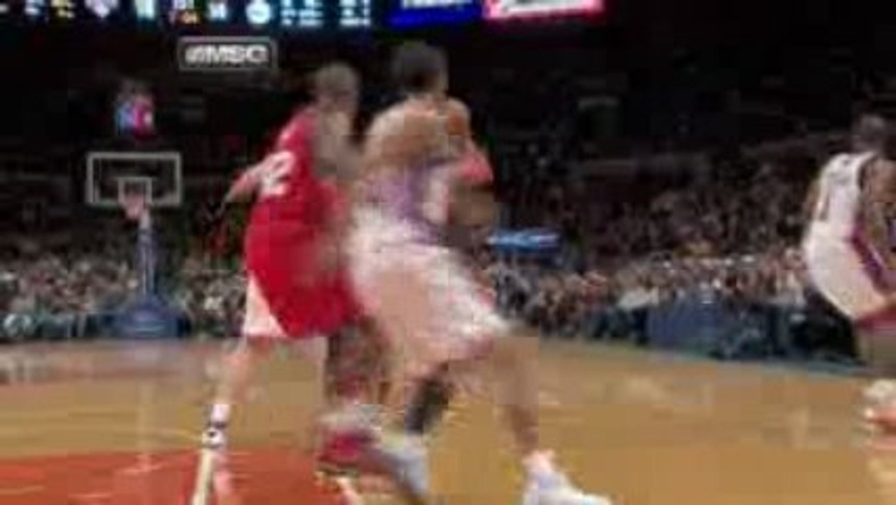 NBA Andre Iguodala feeds Elton Brand inside for the two-hand