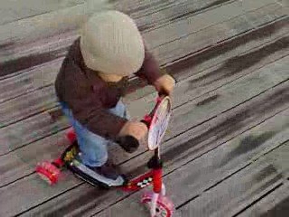 Noah fait de la trotinette
