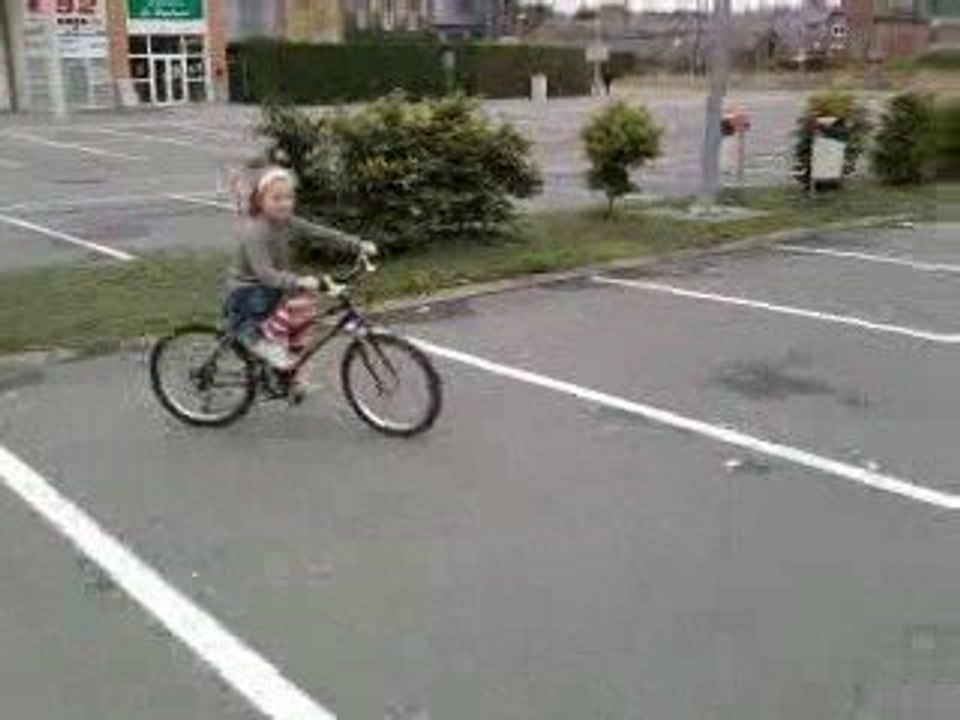 Alexia à vélo...