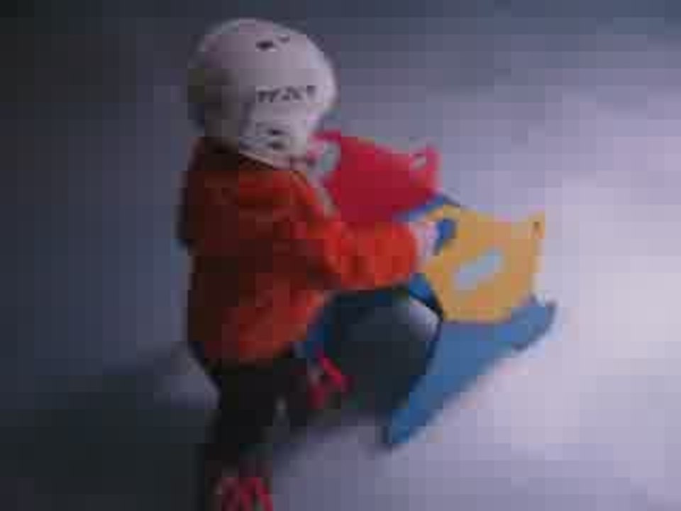 lola pousse le chariot de la patinoire
